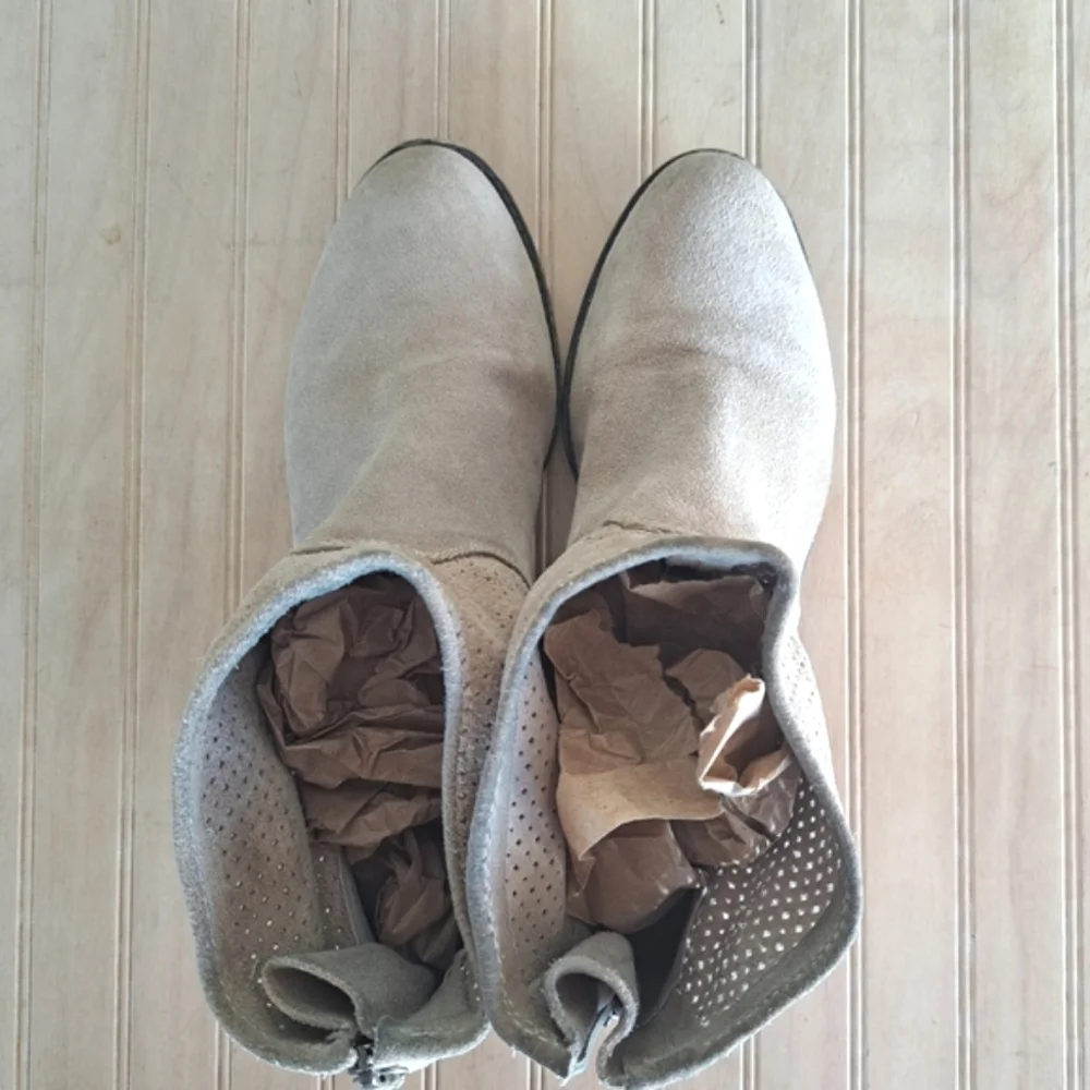 NINE West Bond Suede Leather Ankle Boots Taupe Perforated Causal Booties - Picture 2 of 12